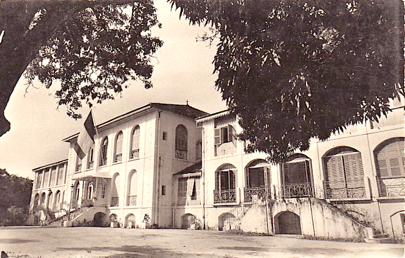 Palais du gouverneur de la Guin&eacute;e Francaise &agrave; Conakry. Devenu le si&egrave;ge de la pr&eacute;sidence de la r&eacute;publique en 1958, il fut d&eacute;truit par S&eacute;kou Tour&eacute; en 1983