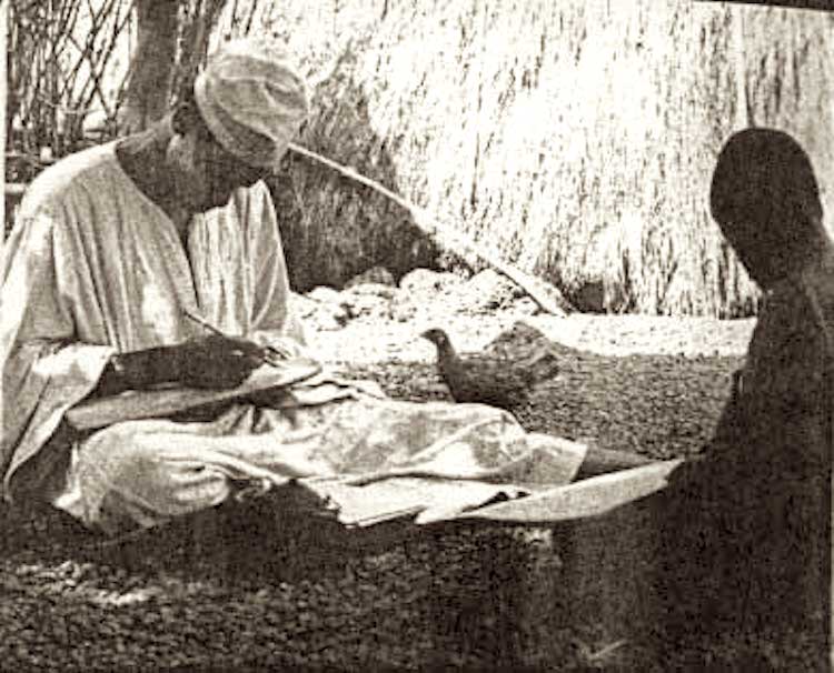 Classe de Qur'an. Maître (karamoko) et élève (jangoowo) Classe de Qur'an. Maître (karamoko) et élève (jangoowo)